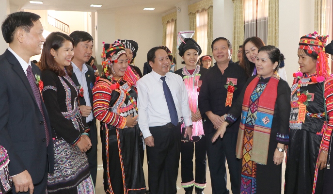 Đồng chí Giàng Páo Mỷ - Ủy viên Trung ương Đảng, Bí thư Tỉnh ủy, Trưởng đoàn Đại biểu Quốc hội tỉnh trao đổi cùng các đại biểu dự Đại hội Đại biểu các Dân tộc thiểu số tỉnh năm 2019.