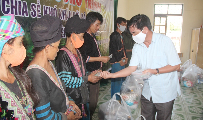 Trong chuyến công tác vừa qua tại xã Tà Tổng (huyện Mường Tè), đồng chí Trần Đức Vương - Ủy viên Ban Thường vụ, Trưởng Ban Tuyên giáo Tỉnh ủy đã thăm và hỗ trợ các hộ bị thiệt hại do gió lốc ở bản Cô Lô Hồ.      Ảnh: Thái Hà