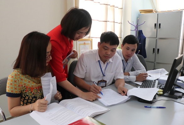  Cán bộ Phòng Xây dựng, kiểm tra và Thi hành pháp luật (Sở Tư pháp) trao đổi nghiệp vụ. Ảnh:  Đình Tứ