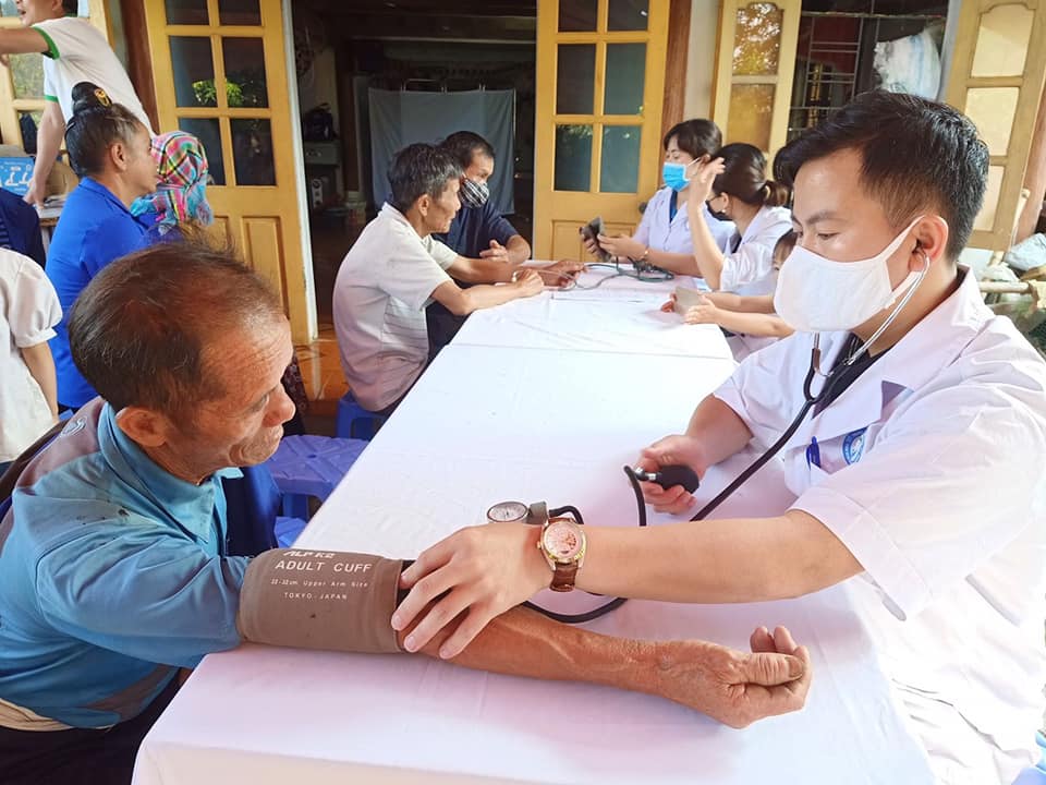 Thành viên Câu lạc bộ Thầy thuốc trẻ huyện Than Uyên khám sàng lọc cho người dân bản Noong Thăng, xã Phúc Than