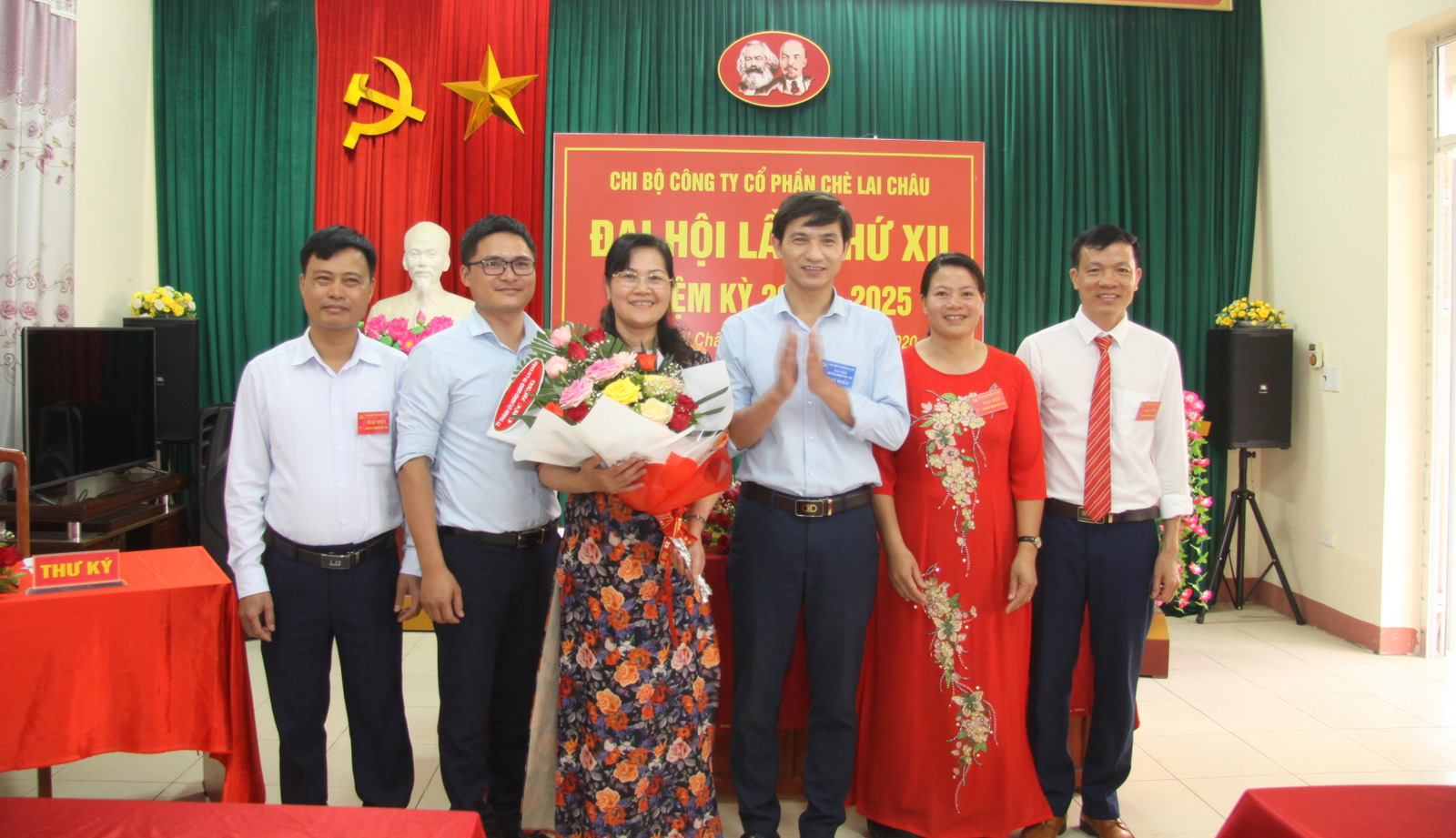 Đồng chí Bùi Hữu Cam – Phó Chủ tịch UBND thành phố Lai Châu tặng hoa chúc mừng Chi ủy khóa XII, nhiệm kỳ 2020-2025.