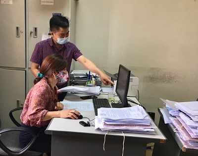 Cán bộ Phòng Chính sách Lao động - Việc làm  (Sở Lao động, Thương binh và Xã hội) tích cực rà soát, thẩm định hồ sơ, đẩy nhanh tiến độ thực hiện chi trả chính sách hỗ trợ người dân gặp khó khăn do đại dịch Covid-19