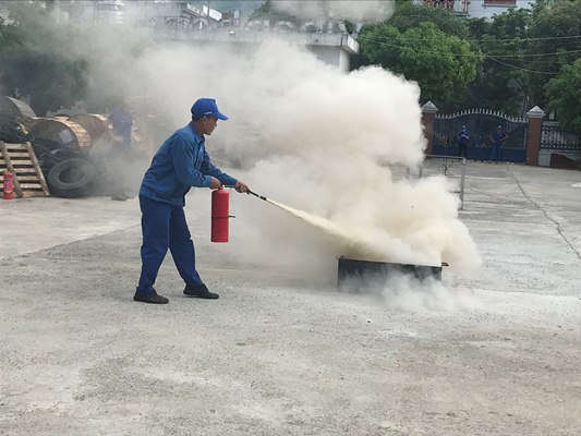 Cán bộ, nhân viên Viễn thông Lai Châu diễn tập PCCC.