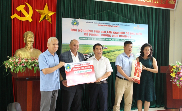 Đại diện Tập đoàn Sản xuất xuất Nông nghiệp thực phẩm công nghệ cao Đại Nam Ong Biển trao quà tượng trưng cho lãnh đạo UBND huyện Tân Uyên. 