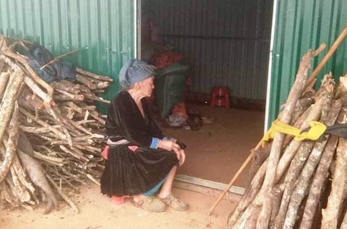 Bà Lử bên ngôi nhà mới.