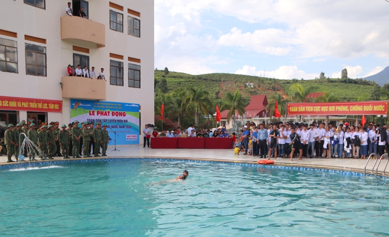 Đoàn viên thanh niên, học sinh được hướng dẫn các phương pháp phòng, chống đuối nước.