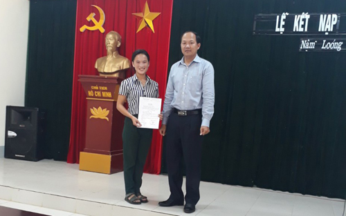 Lễ kết nạp đảng viên mới của Đảng bộ xã Nậm Loỏng, thành phố Lai Châu. Ảnh tư liệu.