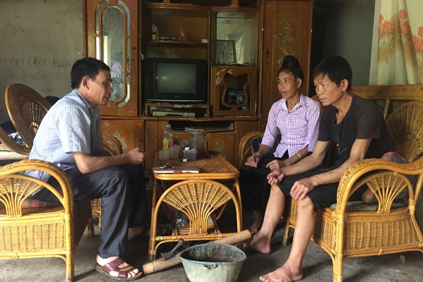   Bí thư Chi bộ bản Phiêng Lúc (xã Nậm Cần) thăm hỏi, gia đình  hộ nghèo.