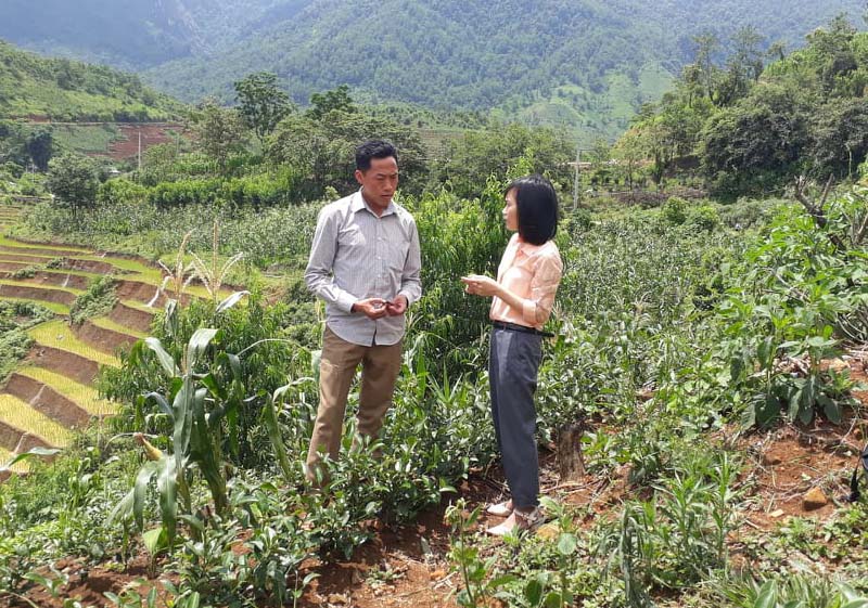 Được tham gia các lớp đào tạo, bồi dưỡng giúp anh Vàng A Vư – Phó Chủ tịch UBND xã Sin Suối Hồ (bên trái) hoàn thành tốt hơn nhiệm vụ.