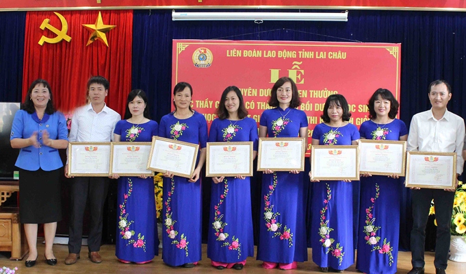 Liên đoàn Lao động tỉnh khen thưởng giáo viên Trường THPT Chuyên Lê Quý Đôn (thành phố Lai Châu) có thành tích bồi dưỡng học sinh giỏi cấp quốc gia năm 2019.