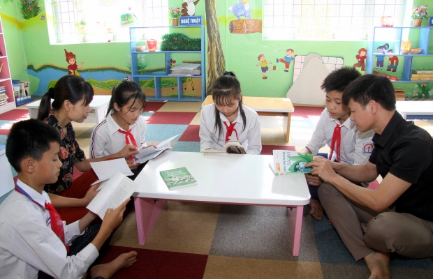   Giáo viên Trường THCS xã Mường Kim (huyện Than Uyên) cùng học sinh tìm hiểu sách viết về Bác Hồ.