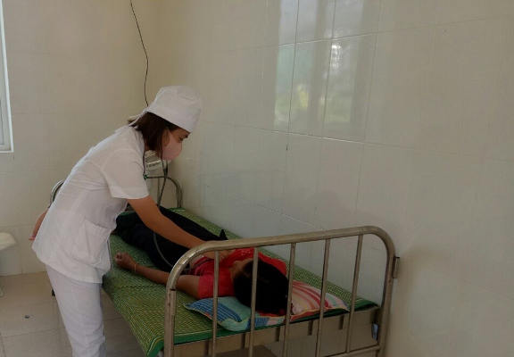 Cán bộ Trạm Y tế xã Chăn Nưa (huyện Sìn Hồ) khám cho bệnh nhân.