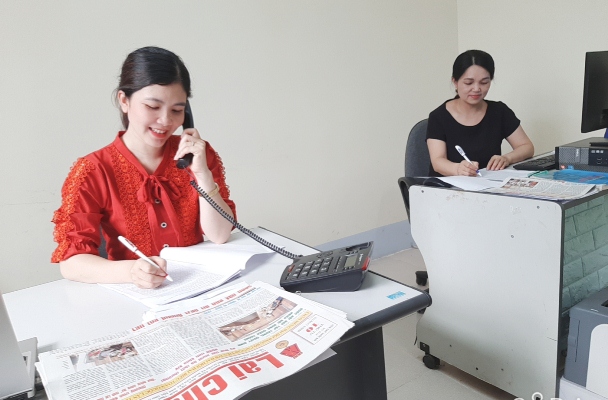 Biên tập viên Phòng Biên tập động viên, trao đổi, hướng dẫn cộng tác viên cách xử lý tin, bài đảm bảo chất lượng.