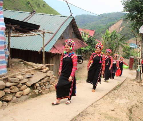 Niềm vui của người dân bản Chà Dì khi có con đường bê tông nội bản.