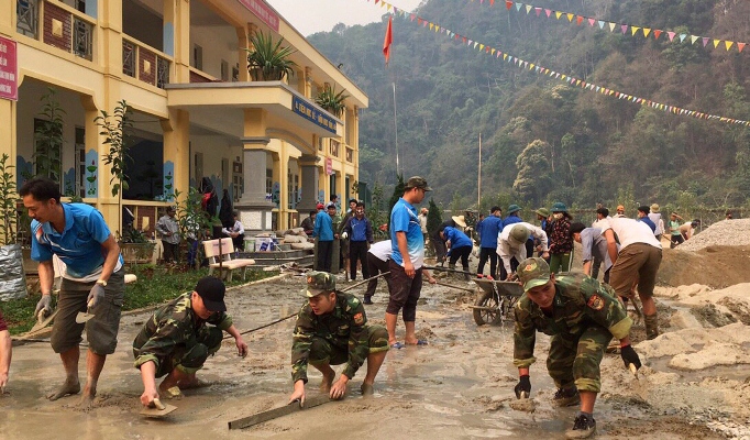 Chi đoàn cơ sở Đồn Biên phòng Pa Ủ (huyện Mường Tè) giúp Trường THCS xã Pa Ủ bêtông sân chơi cho học sinh.