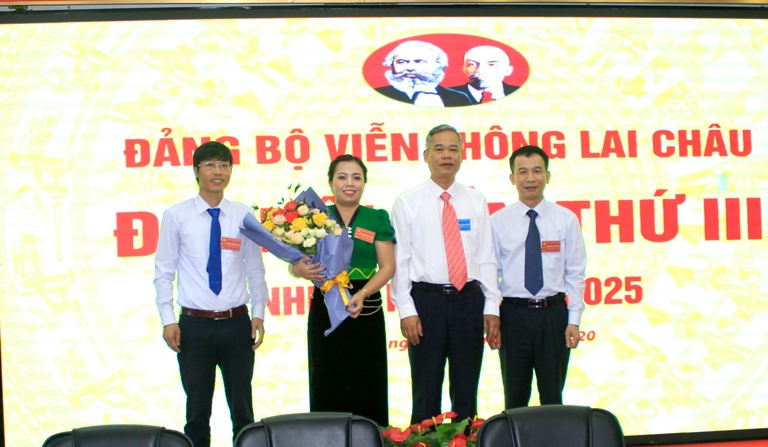 Đồng chí Vũ Văn Lương - Bí thư Đảng ủy Khối Các cơ quan và Doanh nghiệp tỉnh tặng hoa chúc mừng Đại hội. 