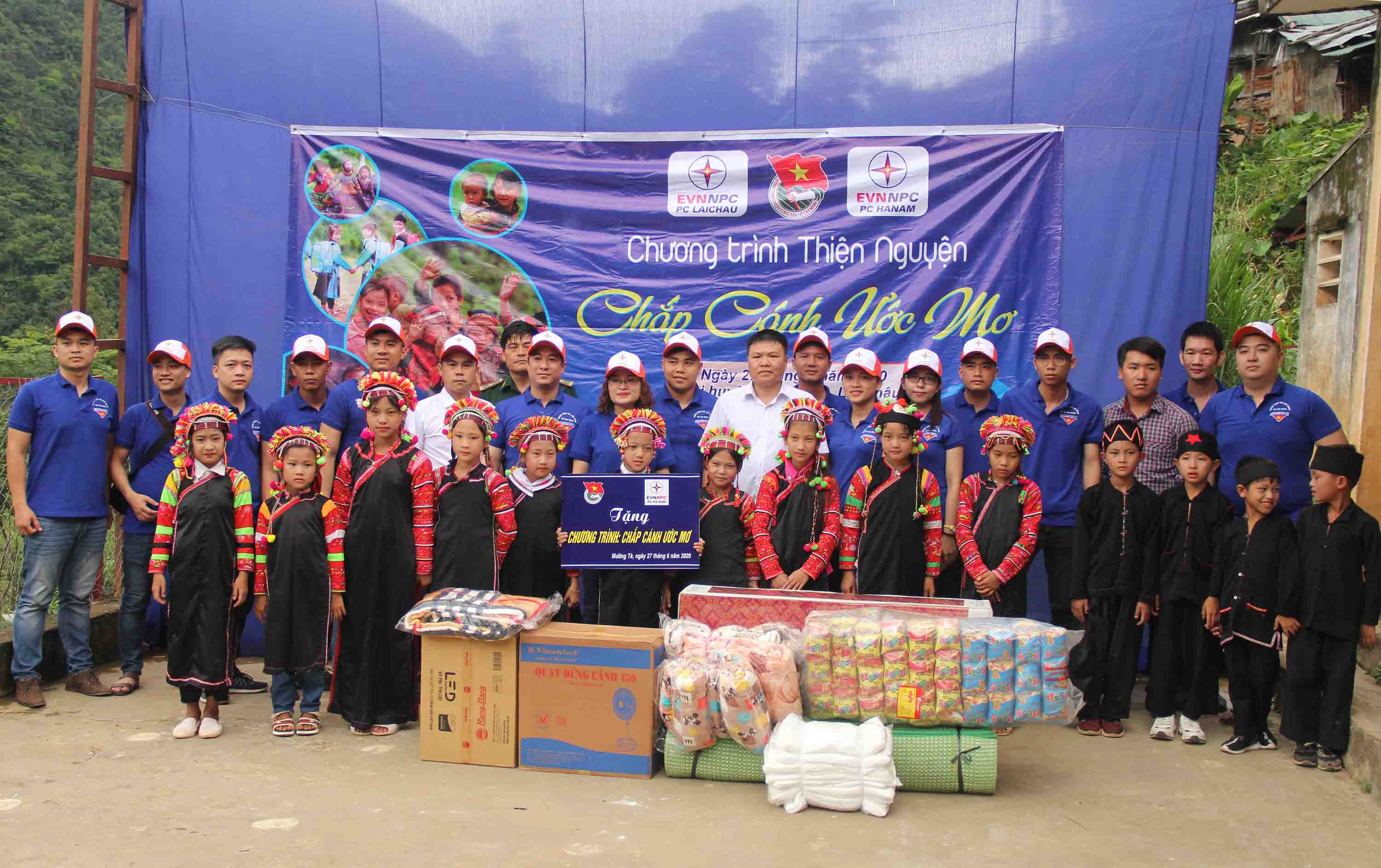 Quang cảnh lễ trao quà