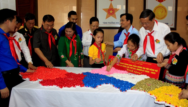 Các đại biểu tham quan mô hình măng non chào mừng Đại hội.  