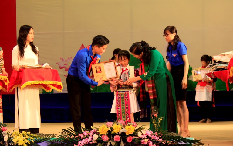 Các đồng chí Bí thư Tỉnh ủy và Bí thư Tỉnh đoàn tặng phần thưởng cho các đại biểu là "cháu ngoan Bác Hồ" ở huyện Phong Thổ.