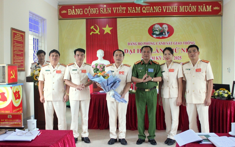 -	Đại tá Bùi Gia Lượt - Ủy viên Ban Thường vụ Đảng ủy, Phó Giám đốc Công an tỉnh tặng hoa chúc mừng Ban Chấp hành khóa mới, nhiệm kỳ 2020 - 2025.