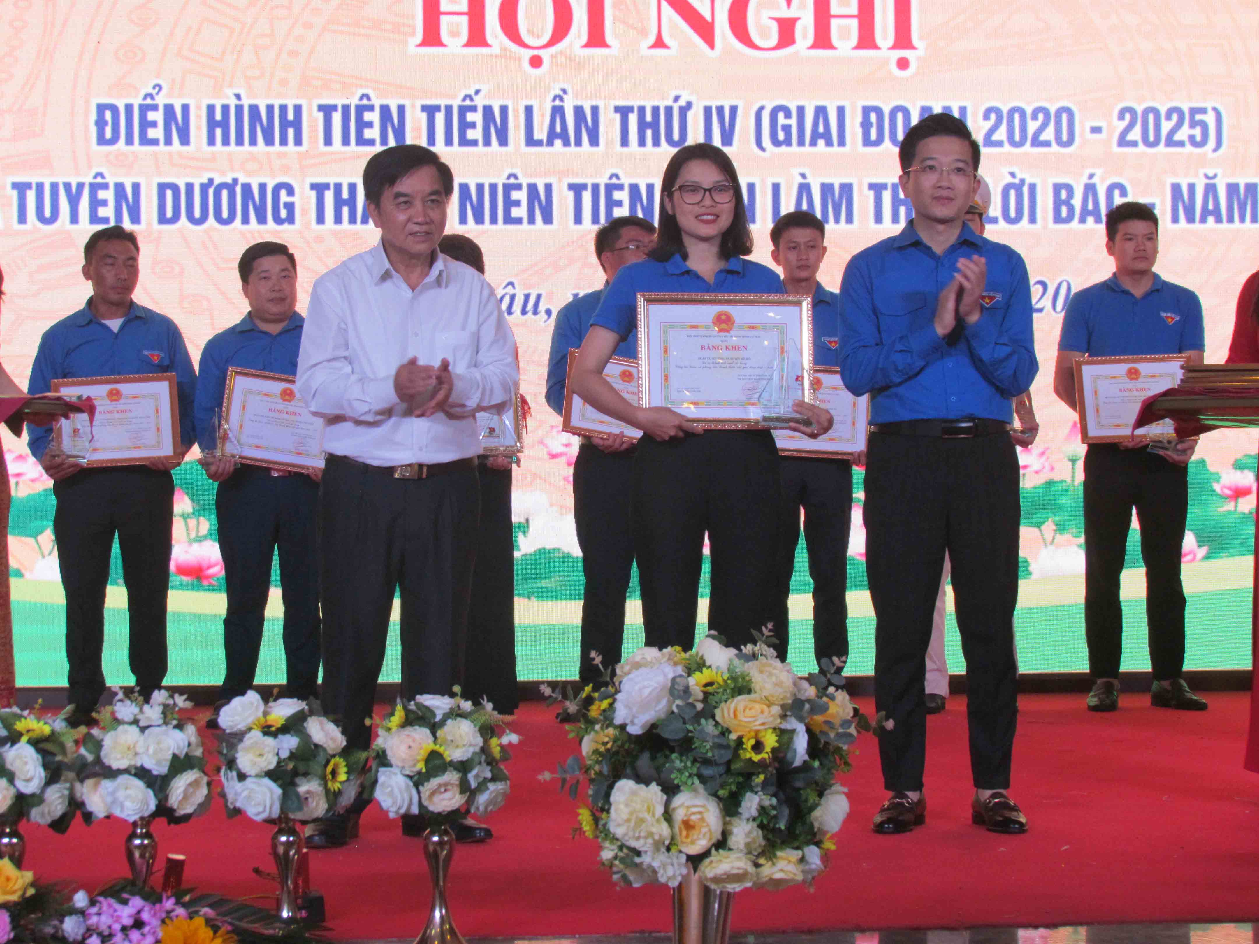 Lãnh đạo Ban Tuyên giáo Tỉnh ủy, Tỉnh Đoàn Lai Châu trao Bằng khen và biểu chưng cho các tập thể điển hình tiên tiến giai đoạn 2015-2020.