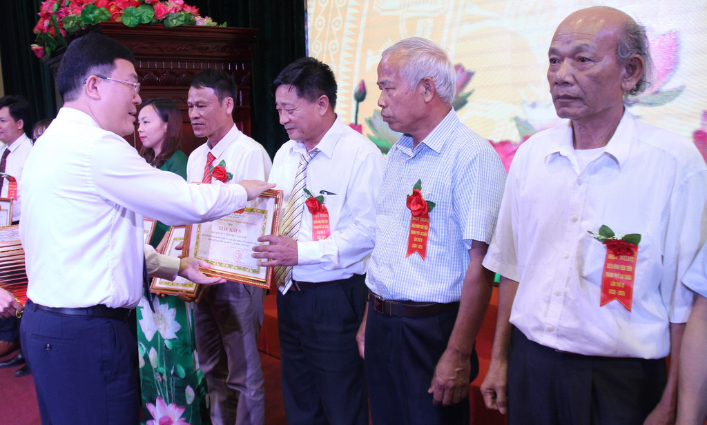 Đồng chí Lương Chiến Công - Chủ tịch UBND, Chủ tịch Hội đồng Thi đua - Khen thưởng thành phố tặng Giấy khen cho các tập thể có thành tích tiêu biểu.