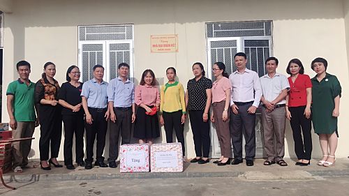 Đại diện lãnh đạo Ủy ban Mặt trận Tổ quốc thành phố Lai Châu, xã San Thàng trao nhà Đại đoàn kết cho gia đình anh Phan Văn Cùng và chị Lò Thị Vè.