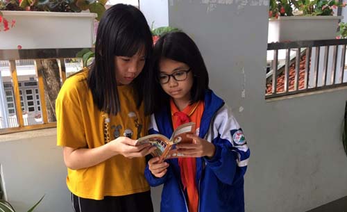 Đôi bạn Vy - Huyền ngoài giờ học trên lớp còn giúp nhau học tại nhà hay tham gia các phong trào tại trường.