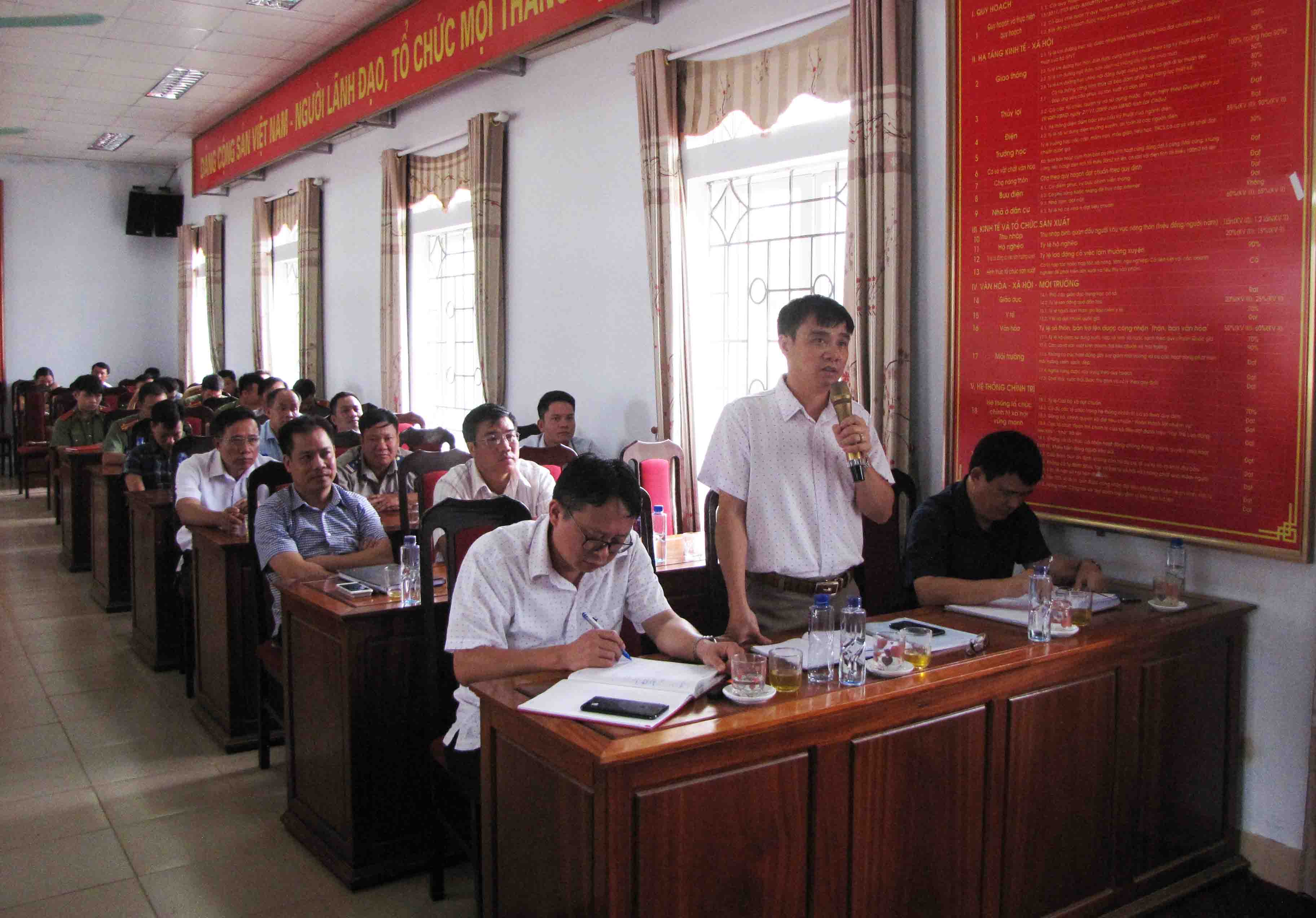 Cử tri thị trấn Nậm Nhùn kiến nghị tại buổi tiếp xúc.