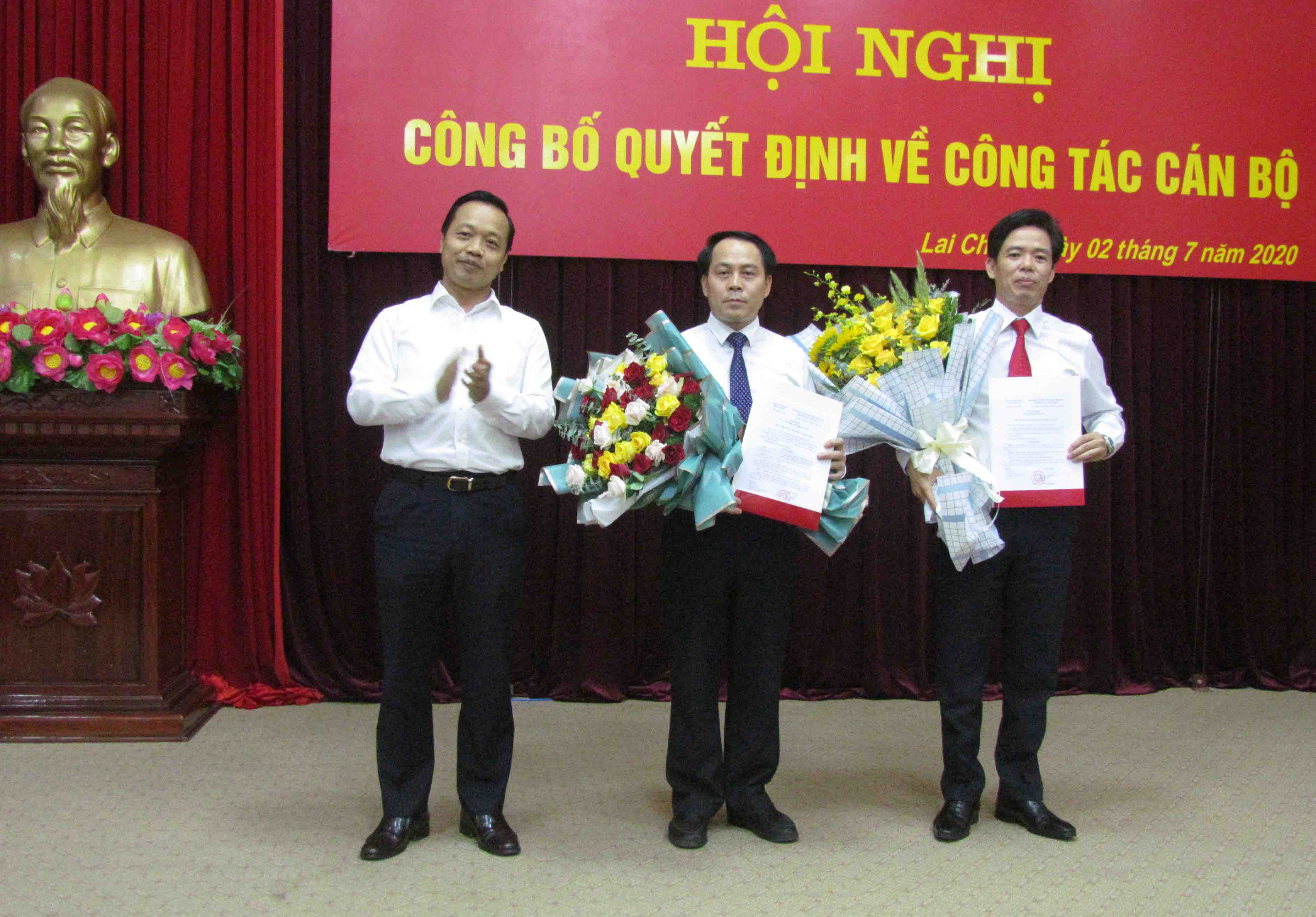 Đồng chí Trần Tiến Dũng – Phó Bí thư Tỉnh ủy, Chủ tịch UBND tỉnh trao quyết định bổ nhiệm cho lãnh đạo 2 sở Xây dựng, Tài Nguyên và Môi trường.