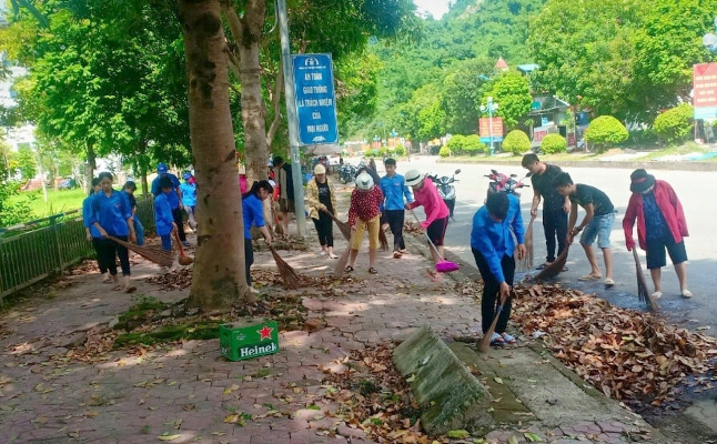 Hưởng ứng phong trào “Xung kích tình nguyện”, đoàn viên thanh niên huyện Phong Thổ tham gia các hoạt động bảo vệ môi trường.