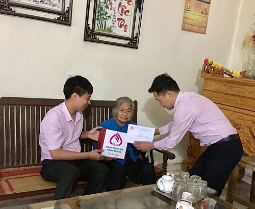 Đại diện lãnh đạo Ngân hàng Chính sách xã hội Chi nhánh tỉnh thăm, tặng quà gia đình cựu thanh niên xung phong Quyền Thị Mơ - tổ 7, phường Quyết Tiến.