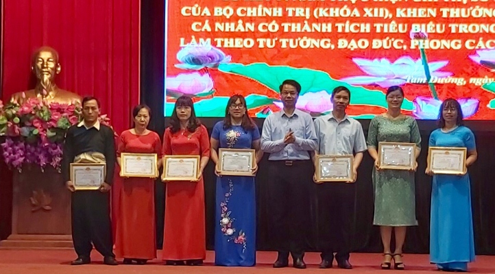 Đồng chí Hoàng Quốc Khánh - Bí thư Huyện ủy Tam Đường tặng Giấy khen cho các tập thể có thành tích tiêu biểu trong học và làm theo Bác.