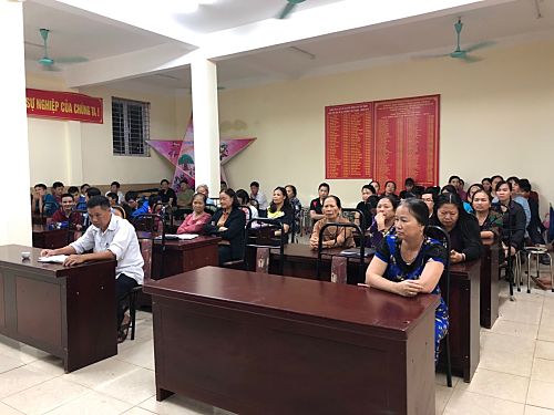 Đảng viên tham dự buổi họp.