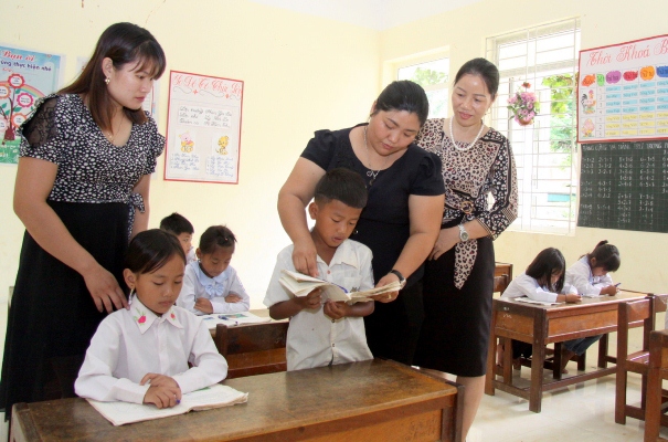 Lãnh đạo Phòng Giáo dục & Đào tạo huyện Mường Tè động viên giáo viên, học sinh điểm trường Nậm Cấu - Trường Phổ thông dân tộc bán trú Tiểu học Bum Tở.