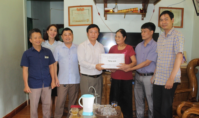 Đồng chí Sùng A Nủ - Bí thư Huyện ủy Phong Thổ thăm, tặng quà gia đình chính sách thị trấn Phong Thổ nhân ngày thương binh liệt sỹ 27/7/2020. 