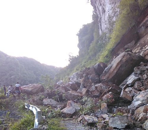 Trận mưa ngày 13/6 khiến tuyến đường tỉnh 135 (Km6+550) bị sạt lở ta luy dương. 