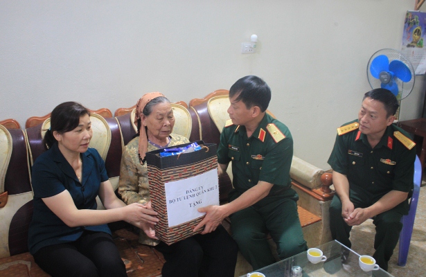 Lãnh đạo Quân khu 2, Bộ CHQS tỉnh, thành phố Lai Châu thăm hỏi, tặng quà gia đình liệt sỹ trên địa bàn thành phố.