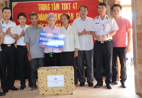 Lãnh đạo Trung tâm 47, Bộ Tham mưu Hải quân, UBND huyện, Phòng LĐTB và XH huyện Sìn Hồ cùng đại diện cấp ủy, chính quyền địa phương trao nhà tình nghĩa cho gia dình bà Tịm.
