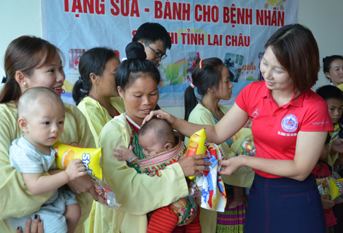 Đại diện Tổ Công tác xã hội tỉnh Lai Châu trao quà của Câu lạc bộ Thiện nguyện "Nối vòng tay lớn" tới gia đình các bệnh nhi.