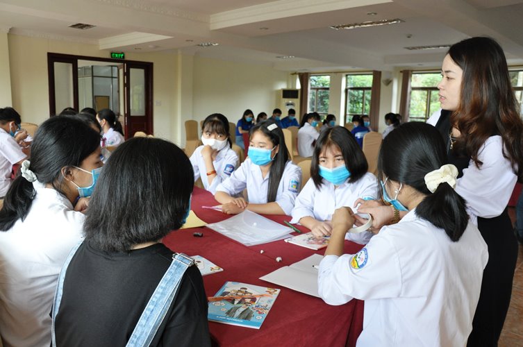 Các em học sinh được thảo luận nhóm, bảy tỏ ý kiến, nguyện vọng cá nhân.