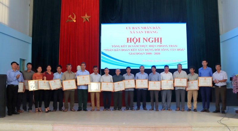 Đồng chí Hoàng Văn Sinh – Chủ tịch UBND xã San Thàng tặng Giấy khen cho các hộ gia đình thành tích xuất sắc trong triển khai thực hiện Phong trào “Toàn dân đoàn kết xây dựng đời sống văn hóa” giai đoạn 2000 – 2020.