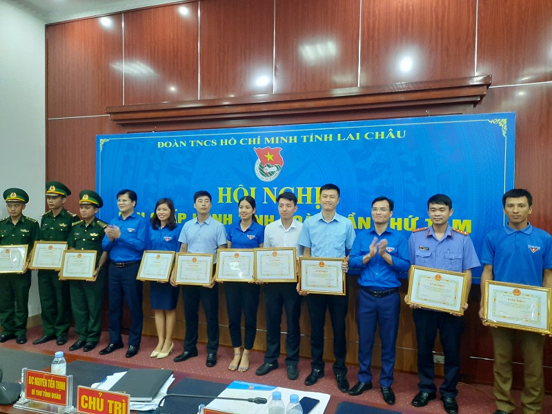 Lãnh đạo Tỉnh đoàn Lai Châu tặng Bằng khen cho các tập thể đã có thành tích xuất sắc trong triển khai thực hiện mô hình “Em nuôi của đoàn”  giai đoạn 2016-2019”