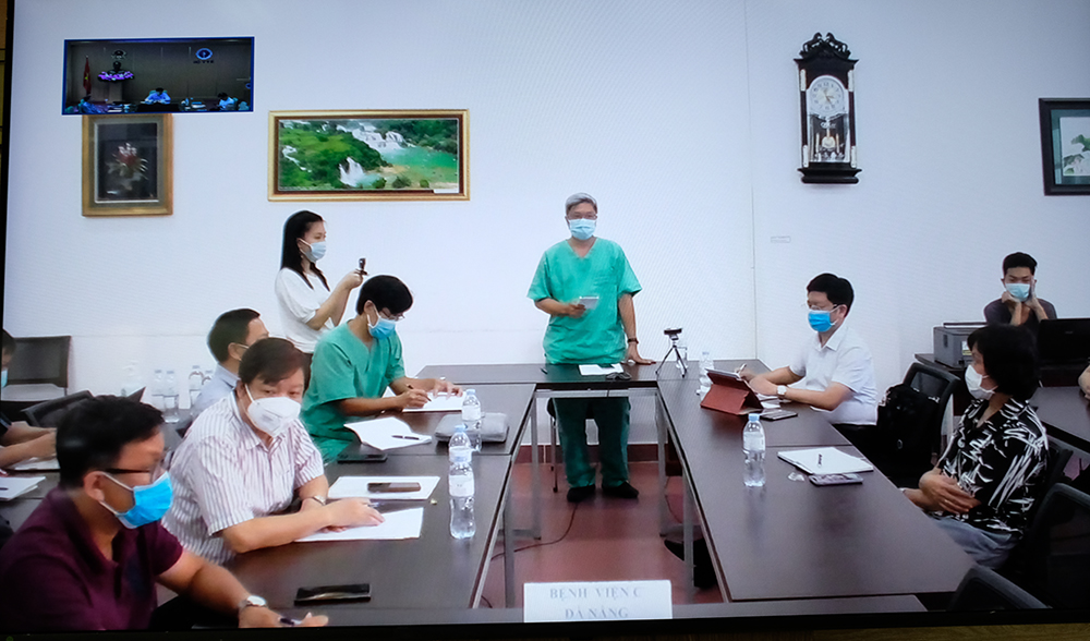 Thứ trưởng Nguyễn Trường Sơn cùng các đồng chí đội trưởng các đội điều trị, điều tra dịch tễ- giám sát, xét nghiệm và truyền thông tại buổi giao ban từ điểm cầu cầu Đà Nẵng.
