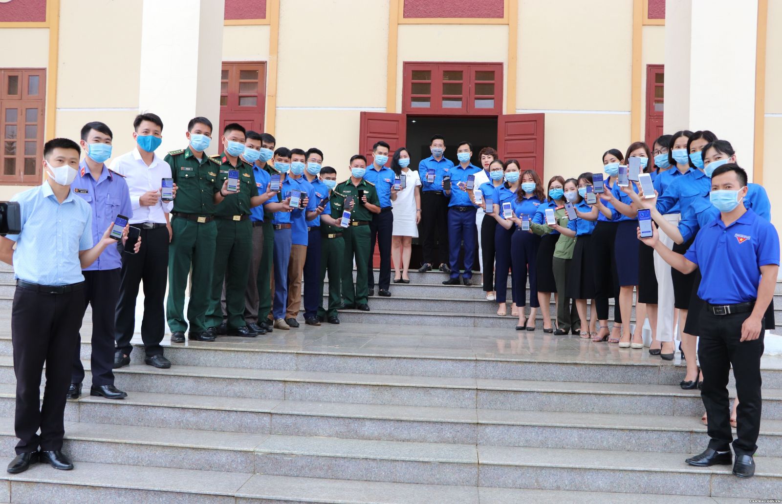 Các cán bộ đoàn viên, thanh niên tỉnh Lai Châu cùng cài đặt ứng dụng Bluezone.