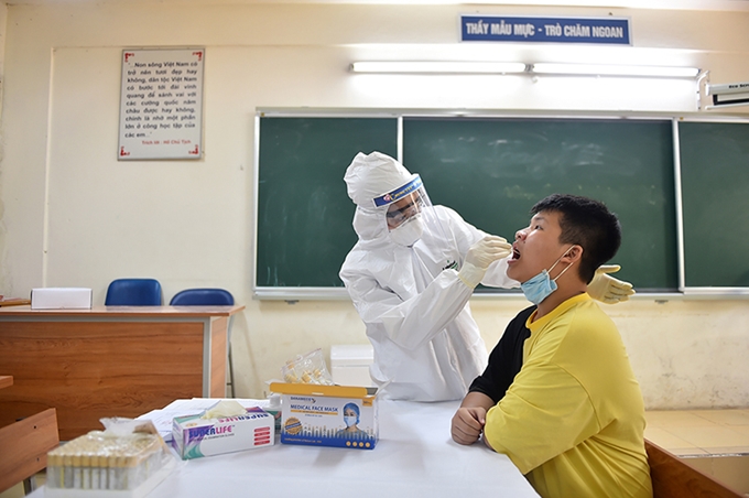 Hà Nội lấy mẫu xét nghiệm PCR cho người dân đi từ Đà Nẵng về. (Ảnh: Phạm Hùng)