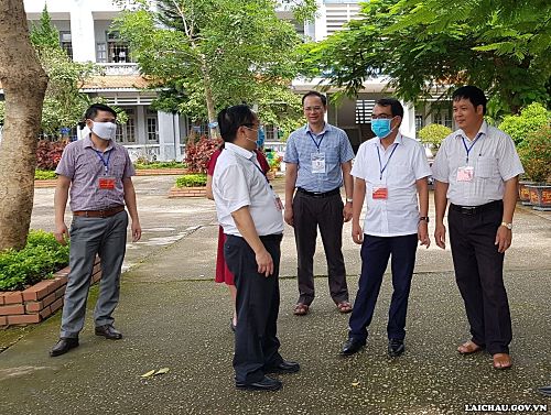 Đoàn công tác trao đổi, nắm bắt thông tin tổ chức Kỳ thi tại điểm thi Trường THPT Bình Lư (Tam Đường).