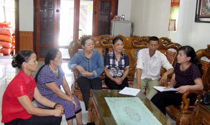  Cán bộ MTTQ thị trấn Than Uyên (huyện Than Uyên) tuyên truyền thực hiện mô hình thị trấn văn minh đô thị đến bà con khu 6