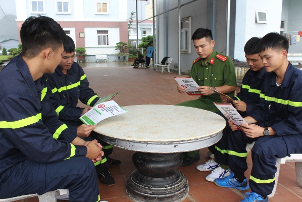  Xây dựng môi trường làm việc không khói thuốc lá