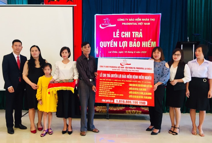 Đại diện Công ty Bảo hiểm Nhân thọ Prudential Việt Nam, lãnh đạo Văn phòng Tổng Đại lý Prudential Lai Châu 2 trao tiền chi trả quyền lợi bảo hiểm cho gia đình Nguyễn Thị Thanh Nhàn.